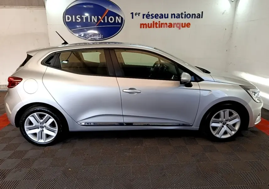 Profil droit de la Renault Clio Business E-TECH 140 gris foncé, avec jantes alliage et logo Clio visible sur la porte.