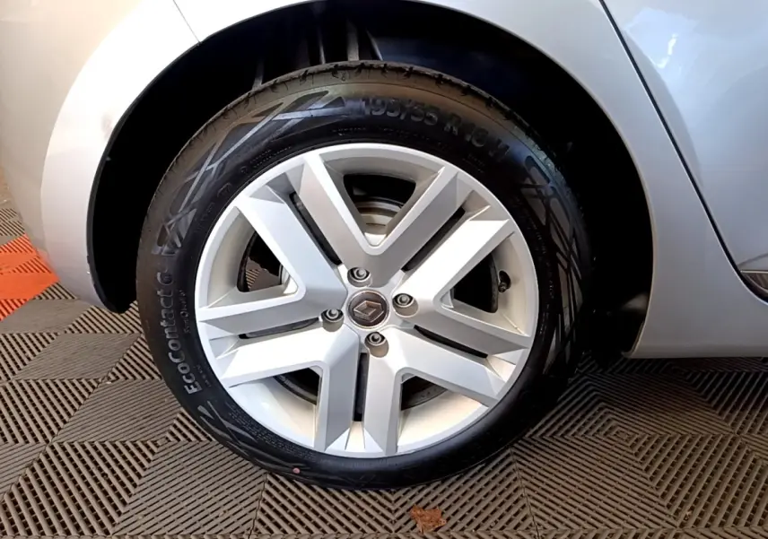 Gros plan sur la roue avant droite gris foncé d'une Renault Clio Business E-TECH 140 avec jante alliage distinctive.