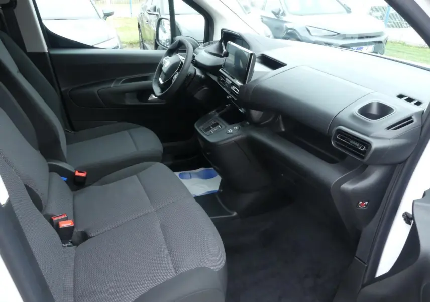 Vue intérieure côté passager du Peugeot Partner blanc 2025, montrant la banquette tissu Curitiba et le tableau de bord moderne.