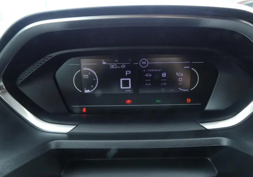 Tableau de bord numérique du Peugeot Partner XL 2025 affichant vitesse, régime moteur et itinéraire en vue frontale.