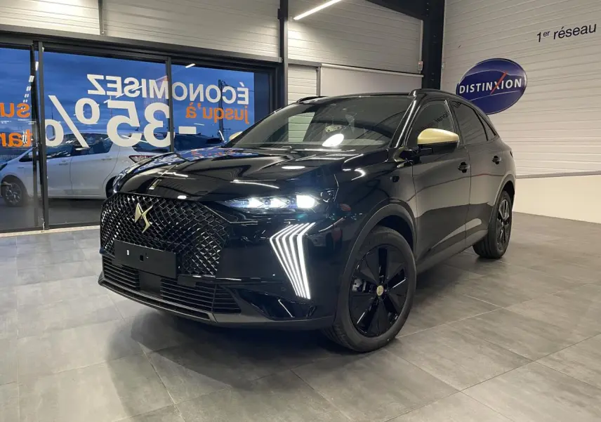 Vue 3/4 avant droite du DS7 Crossback noir métallisé avec calandre DS Wings et coques de rétroviseurs dorées satinées.