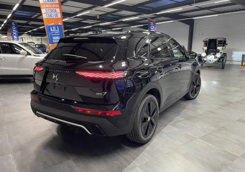 Vue 3/4 arrière droite du DS7 Crossback noir métallisé avec feux arrière LED 3D et jantes alliage 19 pouces.