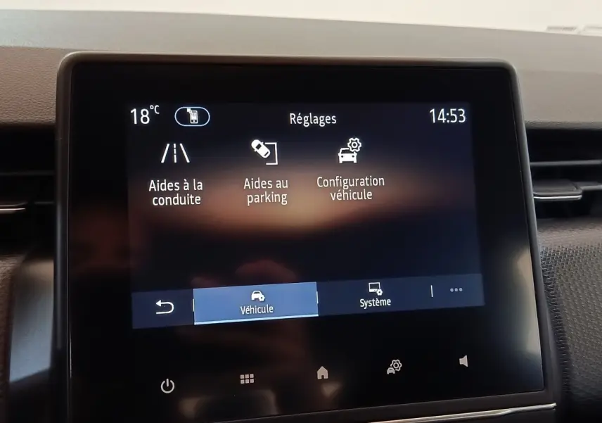 Écran tactile central de la Renault Clio Business 2021 affichant les réglages d’aides à la conduite et au parking.