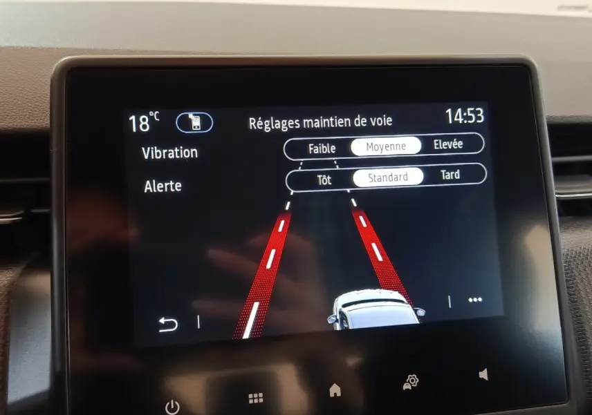 Écran tactile intérieur de Renault Clio Business blanc 2021 montrant les réglages d’aide au maintien de voie.