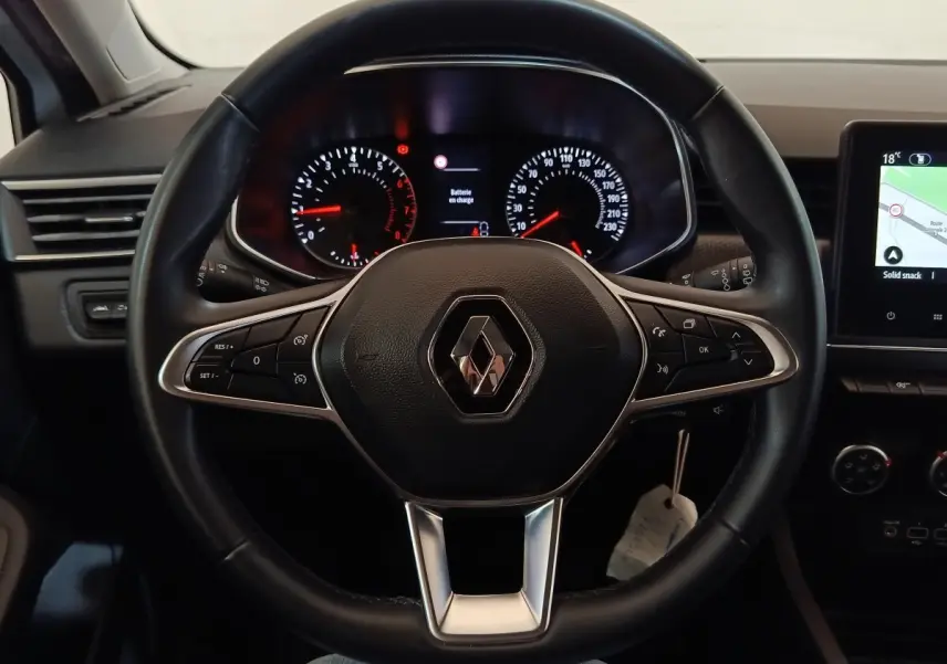 Vue rapprochée du volant cuir noir multifonctions de la Renault Clio 2021 avec tableau de bord et écran tactile.