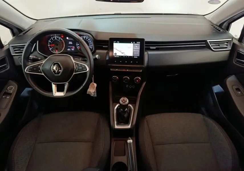 Vue intérieure frontale de la Renault Clio Business 2021, volant cuir multifonctions et écran tactile central allumé.