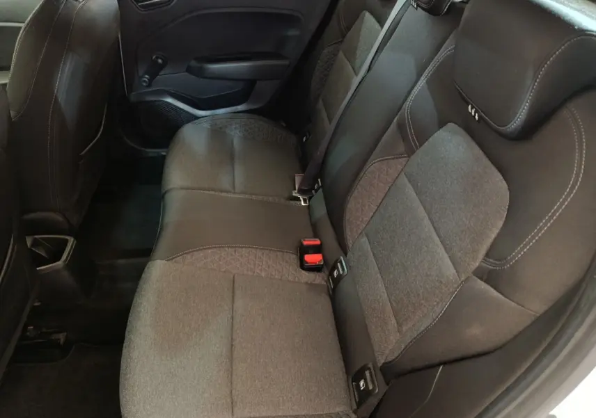 Vue intérieure côté droit de la banquette arrière grise et noire de la Renault Clio Business SCe 65 2021.