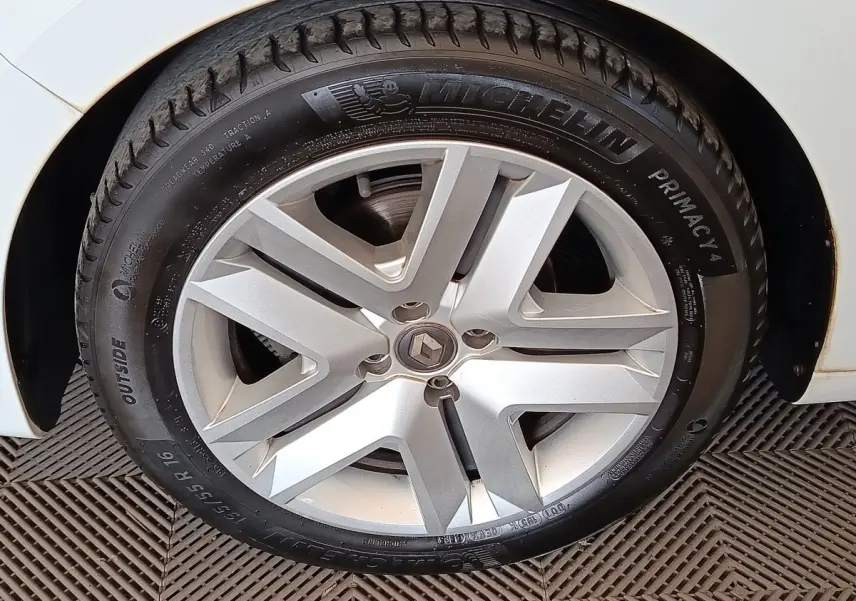 Gros plan sur la roue avant droite d'une Renault Clio blanche, avec jante alliage et pneu Michelin Primacy 4.