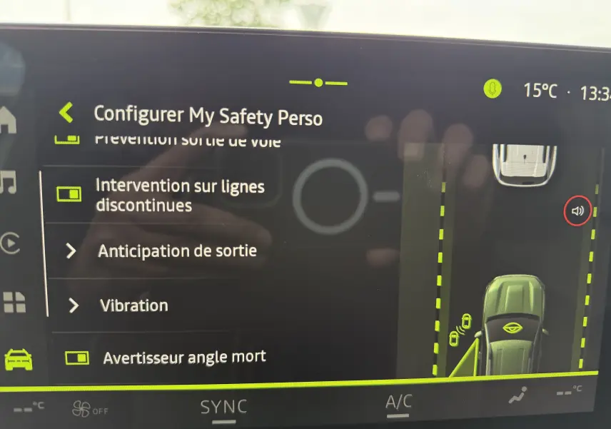 Écran tactile intérieur montrant les options de sécurité du Dacia Bigster avec affichage de la détection d’angle mort.