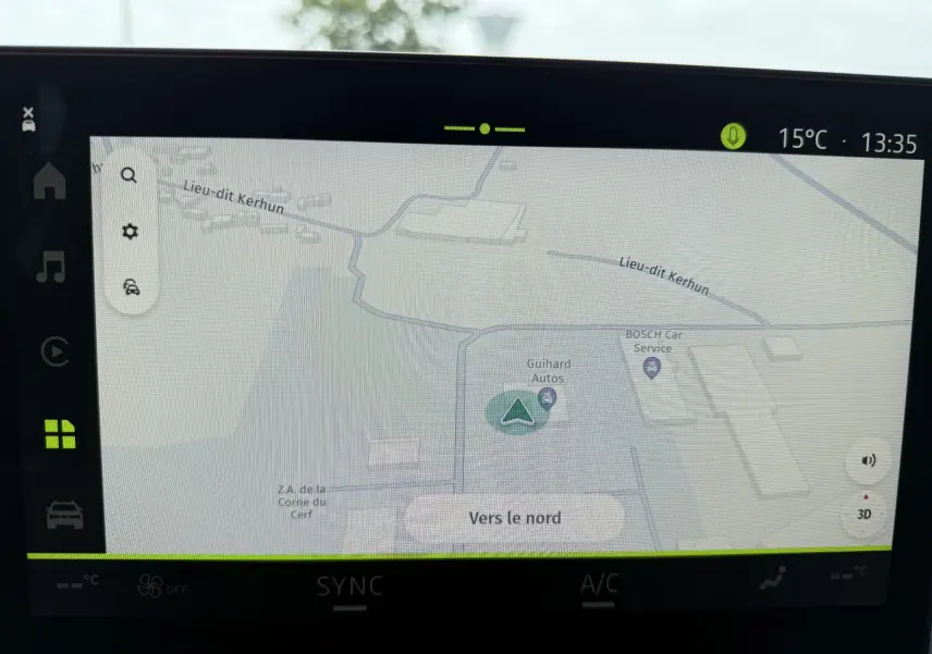 Écran de navigation GPS du Dacia Bigster 2026 affichant une carte en mode 3D avec température à 15°C.
