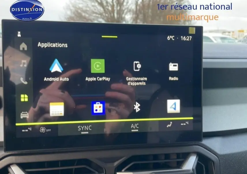 Vue intérieure centrée sur l'écran tactile multimédia du Dacia Bigster 2026, affichant les applications connectées.
