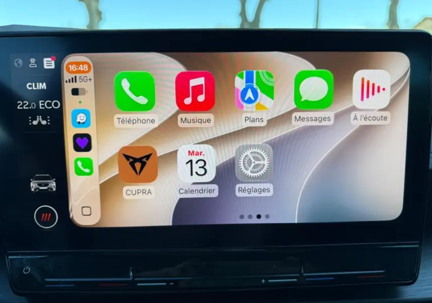 Écran tactile central du CUPRA Formentor 2024 affichant les applications connectées, avec commandes climatisation en dessous.