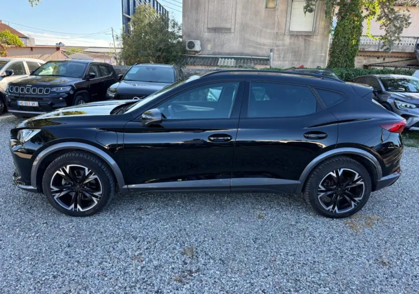 Profil côté gauche du CUPRA Formentor noir 2024, version hybride avec jantes noires et détails chromés.