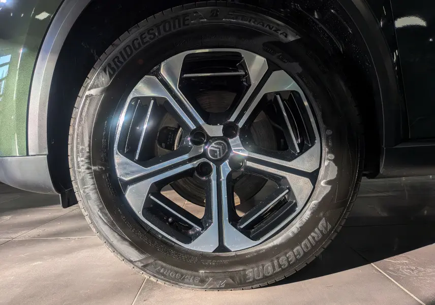 Gros plan sur la jante alliage noire et argent du côté avant gauche du Citroën C3 Aircross Vert Montana 2025.