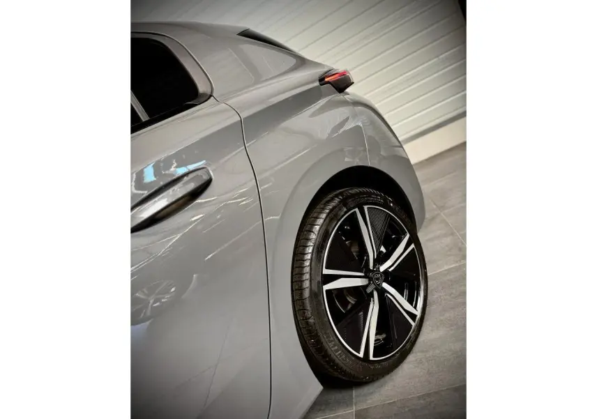 Vue arrière côté gauche de la Peugeot 308 GT gris Selenium, mettant en valeur la jante alliage 18'' Kamakura diamantée.