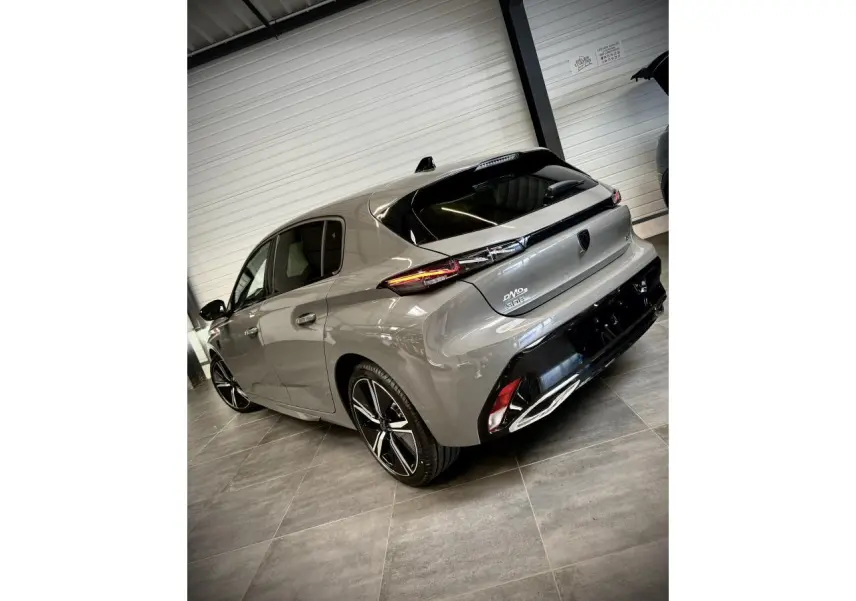 Vue 3/4 arrière droite de la Peugeot 308 GT gris selenium avec feux arrière à signature lumineuse et jantes alliage 18 pouces.
