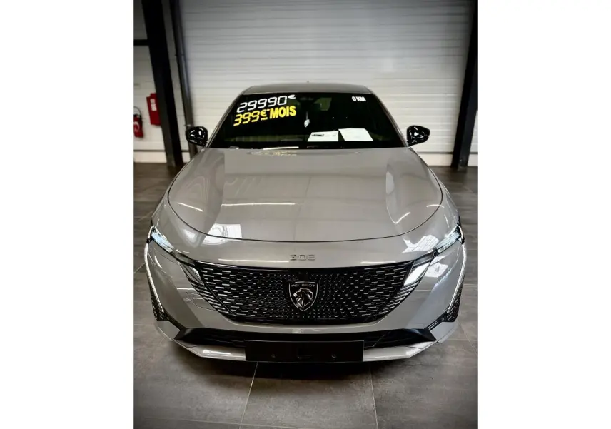 Vue avant centrale d'une Peugeot 308 gris sélénium avec calandre noire brillante et feux LED distinctifs.