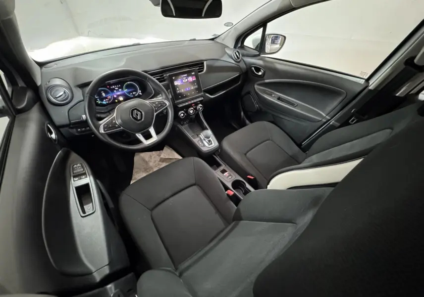 Vue intérieure avant droite de la Renault ZOE Business 2020 avec tableau de bord numérique et écran tactile central.