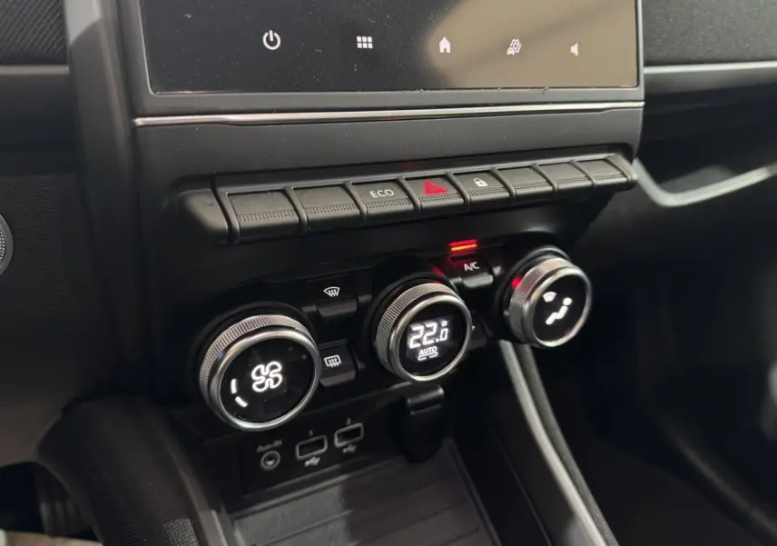 Gros plan sur la console centrale intérieure de la Renault ZOE Business 2020, avec commandes climatisation digitales et boutons fonctionnels.