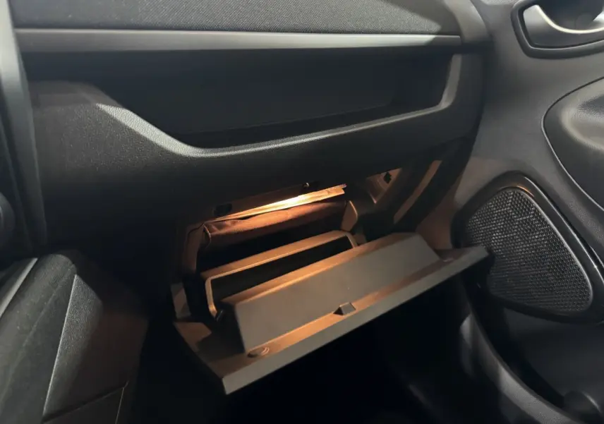 Intérieur de la Renault ZOE Business 2020, vue du côté passager avec boîte à gants ouverte et éclairage intérieur.