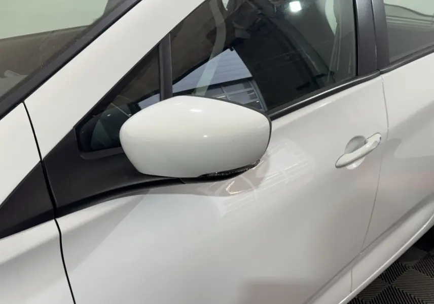 Détail du rétroviseur côté gauche blanc sur la porte avant blanche d’une Renault ZOE 2020 Business Rev R110.