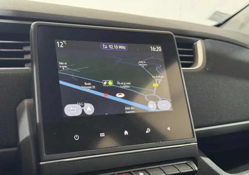 Écran tactile central 7 pouces affichant la navigation dans l’habitacle de la Renault ZOE Business blanc 2020.