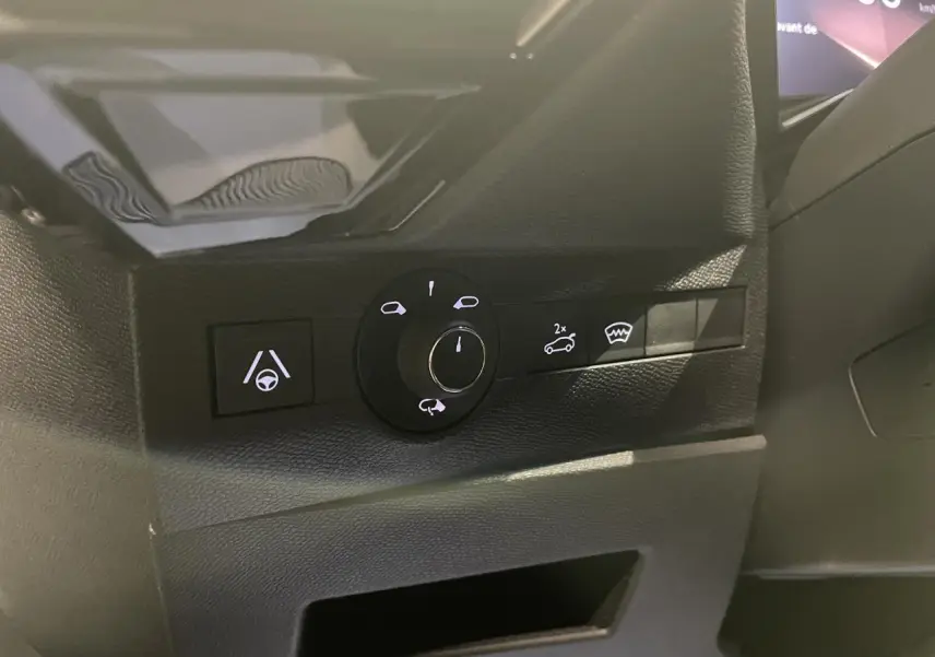 Gros plan sur les commandes côté gauche du tableau de bord du DS7 Crossback noir métallisé, avec réglage des rétroviseurs et fonctions d'aide.