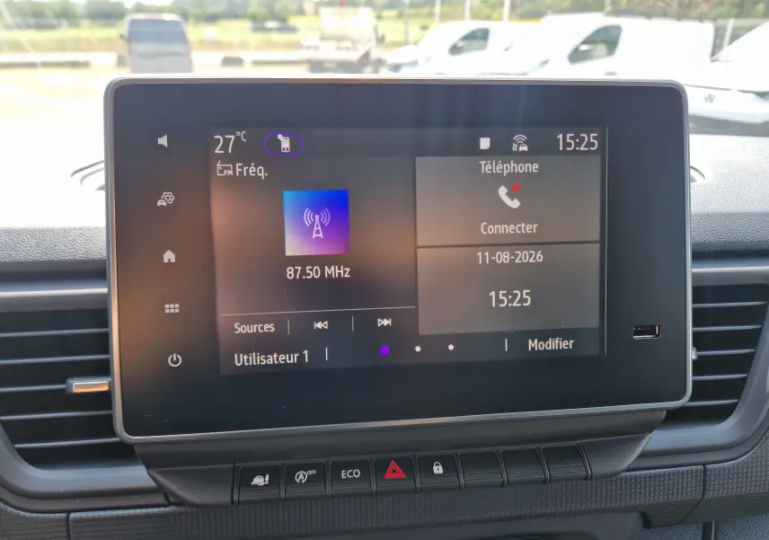 Écran tactile 8 pouces du Renault Trafic Fourgon blanc 2026 affichant radio et connexion téléphone.