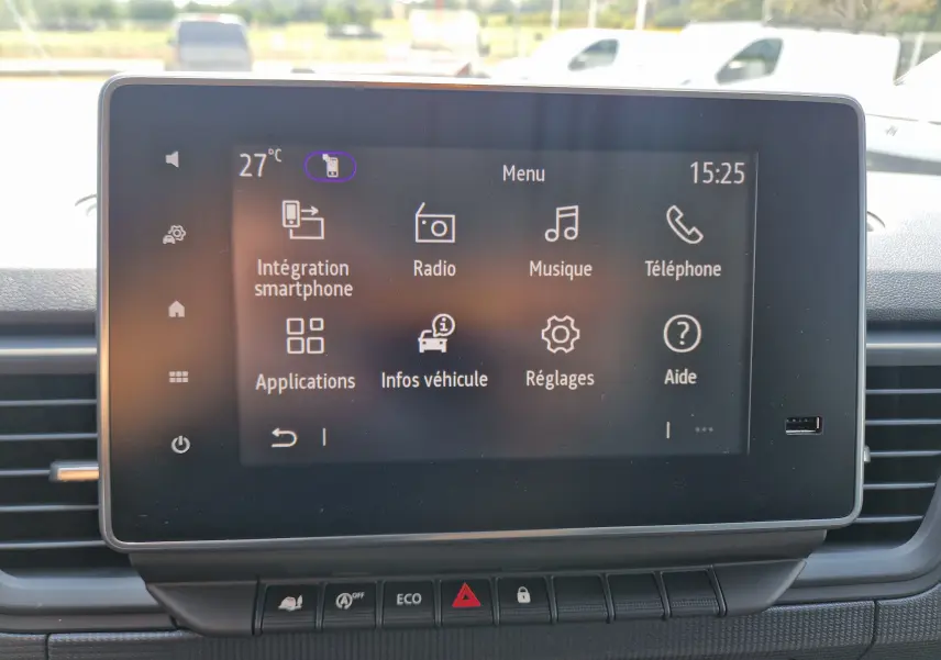 Écran tactile central 8 pouces du Renault Trafic Fourgon blanc 2026 affichant le menu multimédia.