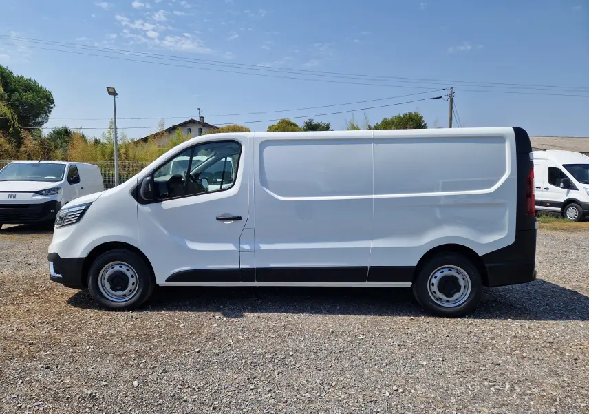 Vue de profil côté gauche d’un Renault Trafic Fourgon blanc L2H1 avec jantes acier et pare-chocs noirs.