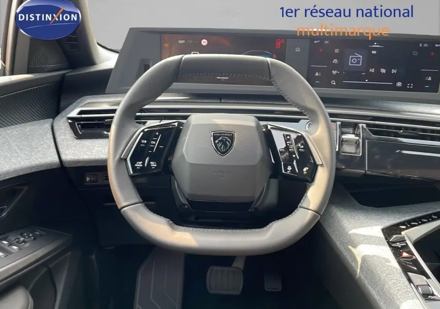 Vue intérieure centrée sur le volant cuir noir du Peugeot 3008 Hybrid 2025 avec tableau de bord numérique moderne.