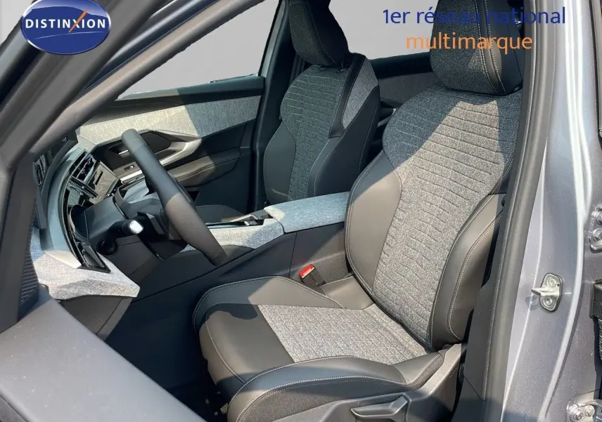 Intérieur avant droit du Peugeot 3008 Hybrid 2025 en gris Artense, sièges tissu et cuir noir avec surpiqûres contrastées.