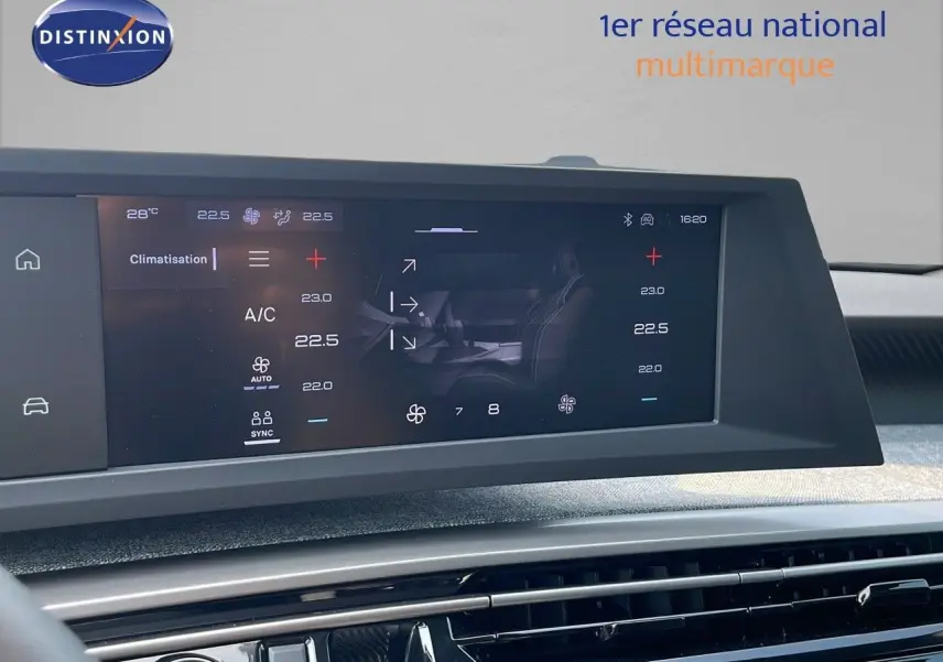 Écran tactile central du tableau de bord du Peugeot 3008 Hybrid 2025 affichant les réglages de climatisation.