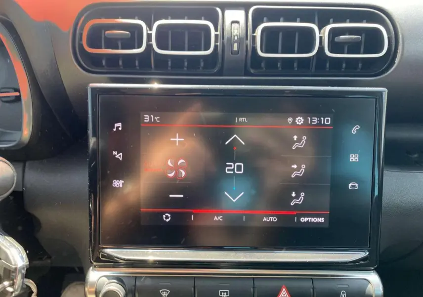 Écran tactile central du tableau de bord de la Citroën C3 Aircross 2023, affichant la climatisation à 20°C.