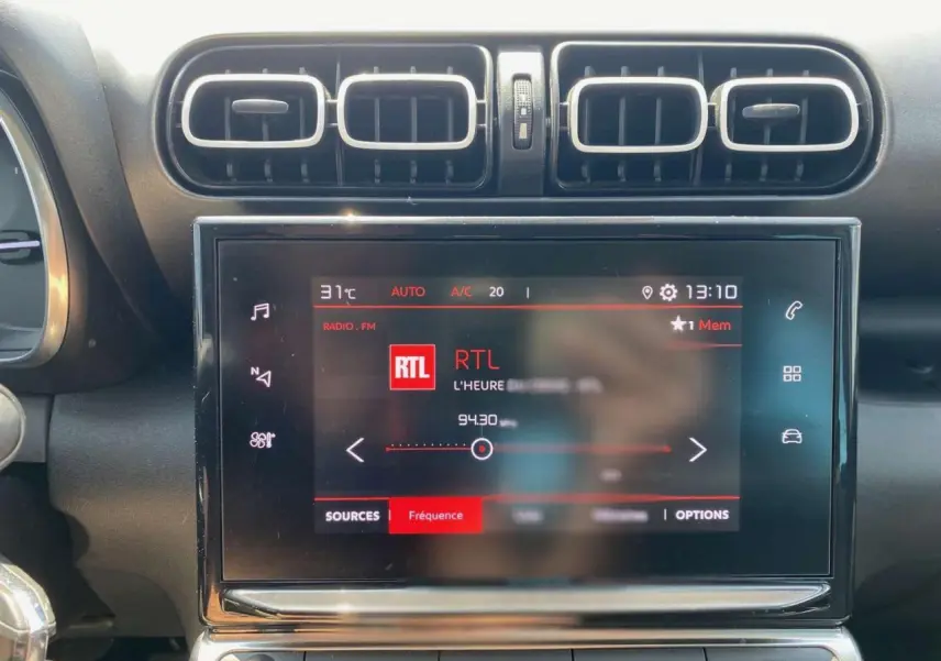 Tablette tactile 7 pouces affichant la radio RTL dans l'habitacle noir du Citroën C3 Aircross 2023.