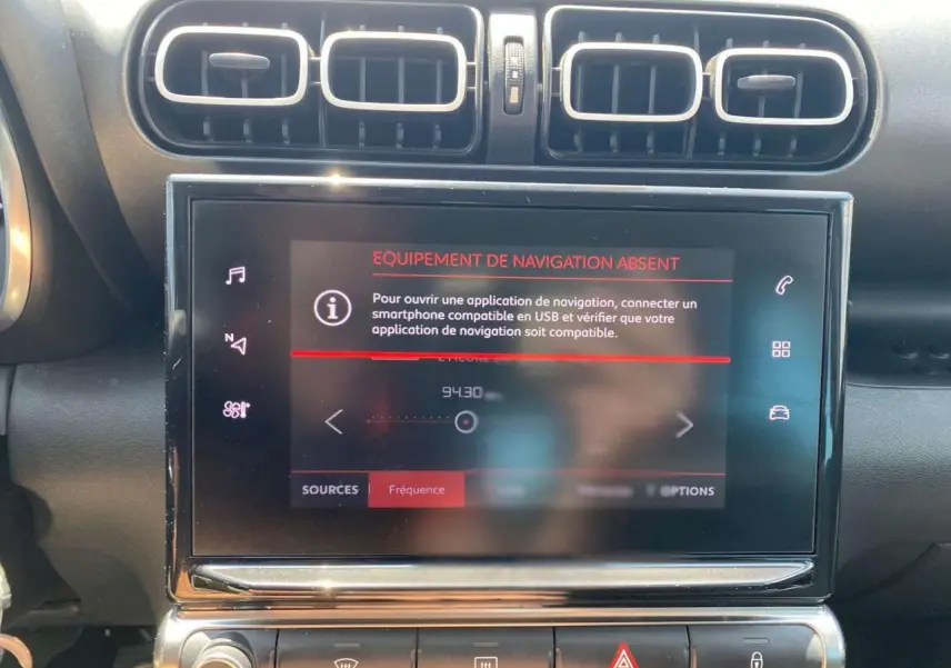 Écran tactile central du tableau de bord du Citroën C3 Aircross 2023 avec message d'absence de navigation.