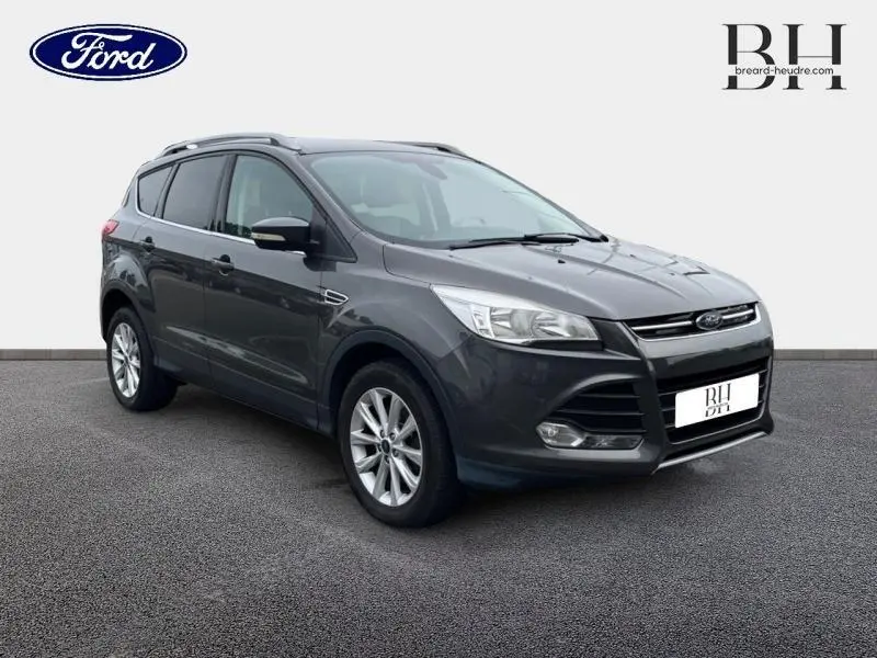 Ford Kuga gris Magnetic en 3/4 avant droit, mettant en valeur ses jantes alu et son design dynamique.