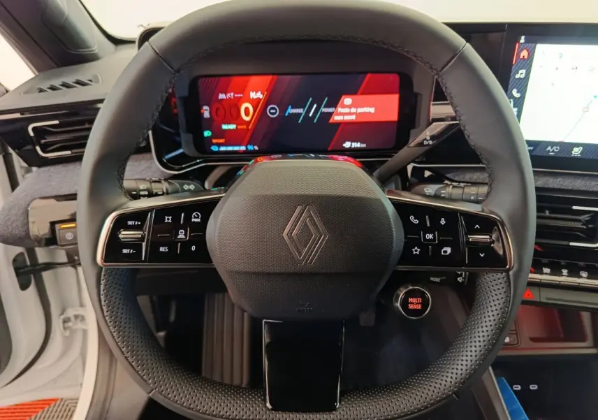 Vue frontale du volant multifonctions noir de la Renault R5 Techno 2025 avec tableau de bord digital coloré.
