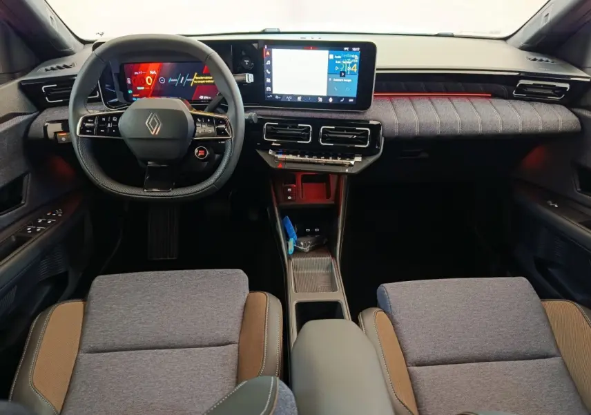 Vue intérieure avant de la Renault R5 Techno 150 ch 2025, tableau de bord moderne avec écran tactile et volant multifonctions.