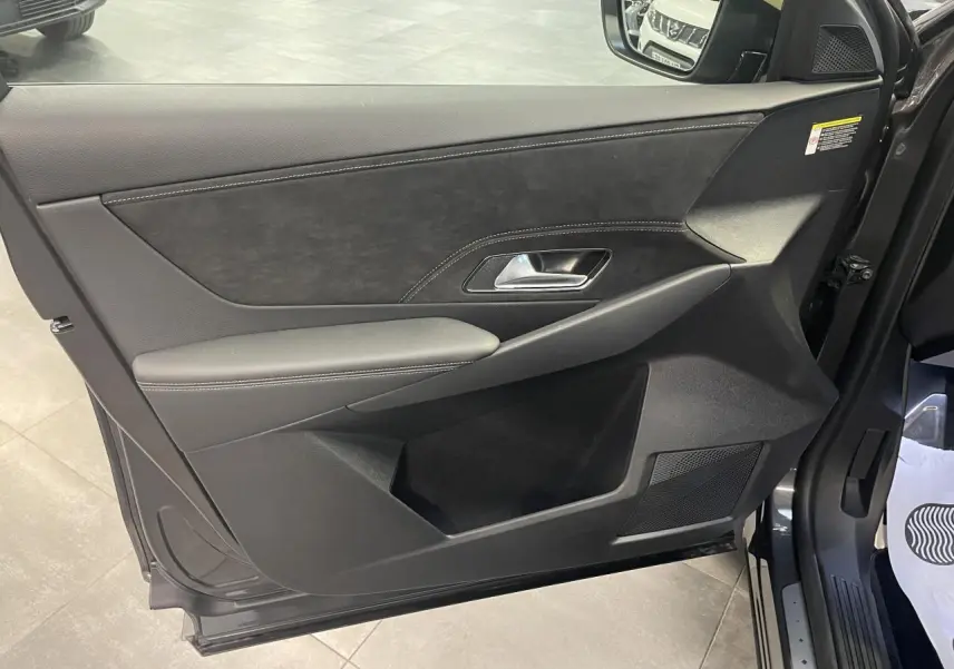 Vue intérieure côté gauche de la porte avant gris titanium du DS7 Crossback avec garniture Alcantara et surpiqûres contrastées.