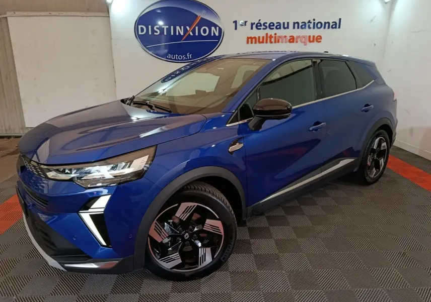 Vue 3/4 avant droite du Renault SYMBIOZ bleu 2025 avec jantes noires et détails de calandre modernes.