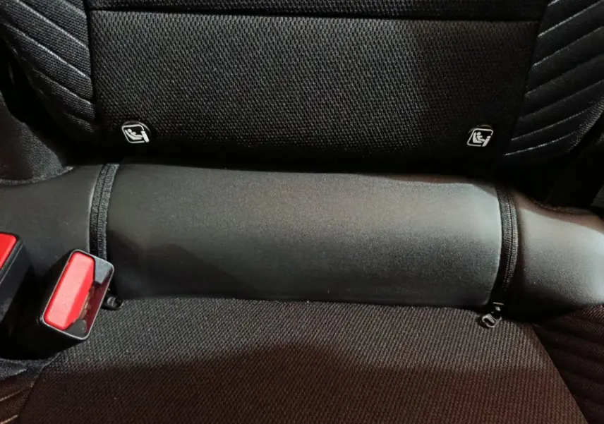 Détail de la banquette arrière noire de la Renault Symbioz 2025 avec fixation Isofix et boucle de ceinture rouge visible.