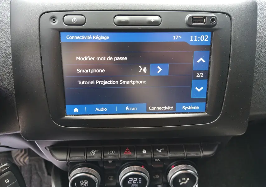 Écran tactile central du tableau de bord du Dacia Duster 2020, affichant les réglages de connectivité smartphone.