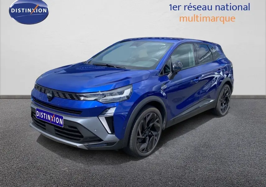 Renault Symbioz E-Tech Full Hybrid 145ch Esprit Alpine en bleu Iron Metal, vue 3/4 avant droit avec jantes noires.