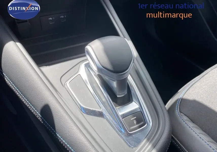 Gros plan sur la commande de boîte automatique du Renault Symbioz 2025, finition Esprit Alpine avec surpiqûres bleues.