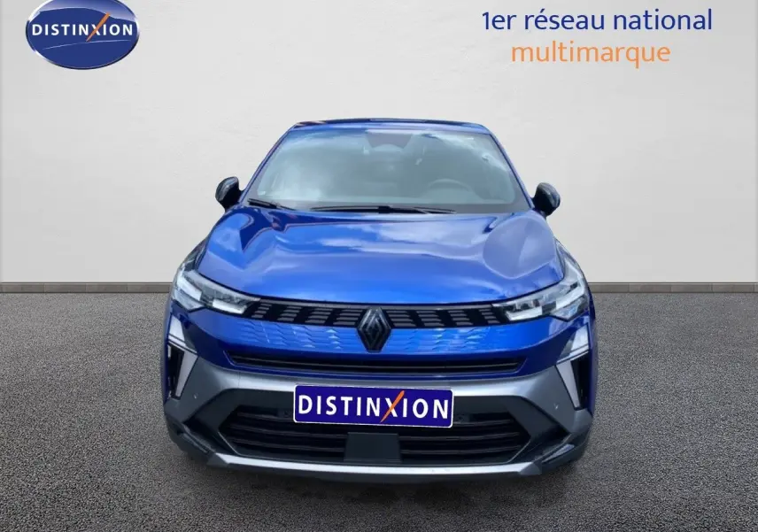 Vue frontale d'une Renault Symbioz E-Tech Full Hybrid 145ch Esprit Alpine en bleu Iron Metal, avec calandre noire et détails modernes.