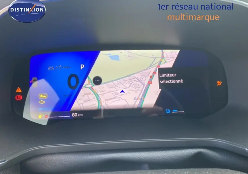 Vue rapprochée de l’écran digital du tableau de bord du Renault Symbioz bleu, affichant la navigation et les alertes.