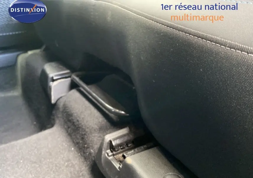 Détail du mécanisme de réglage sous le siège avant d’une Renault Symbioz bleu iron metal, vue côté gauche.