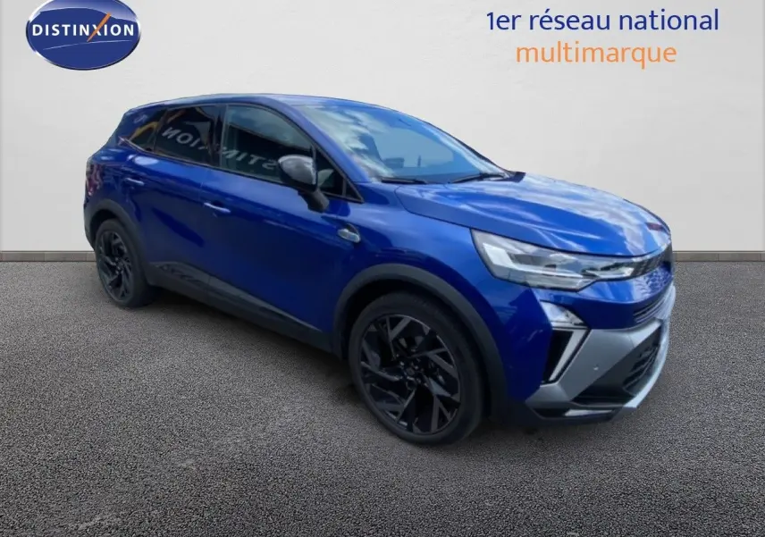 Vue 3/4 avant droite du Renault Symbioz E-Tech Full Hybrid 145ch en bleu Iron Metal avec jantes noires distinctives.