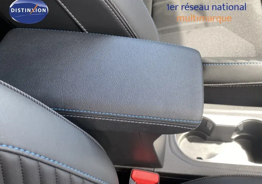 Gros plan sur l'accoudoir central en cuir noir avec surpiqûres bleues dans l'habitacle du Renault Symbioz 2025.